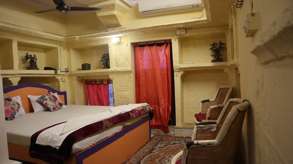 Vista Rooms at Old Royal Palace 10/38
