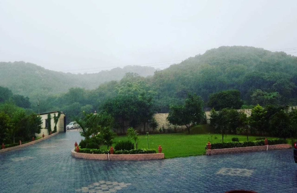 WelcomHeritage Ranthambore Mount Valley Resort 41/43