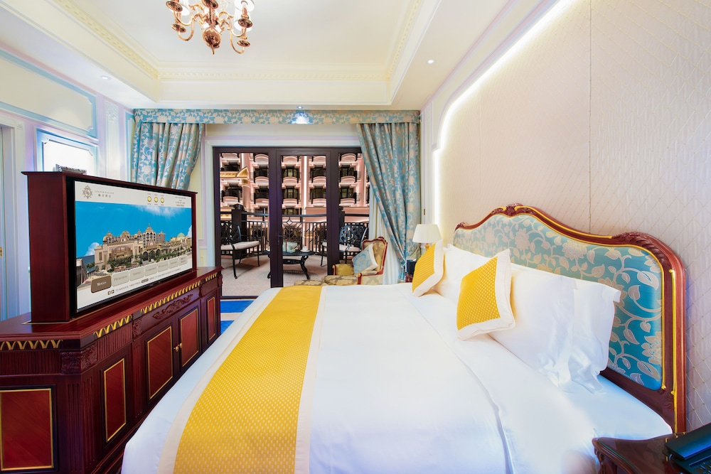 EXECUTIVE, BALCONY