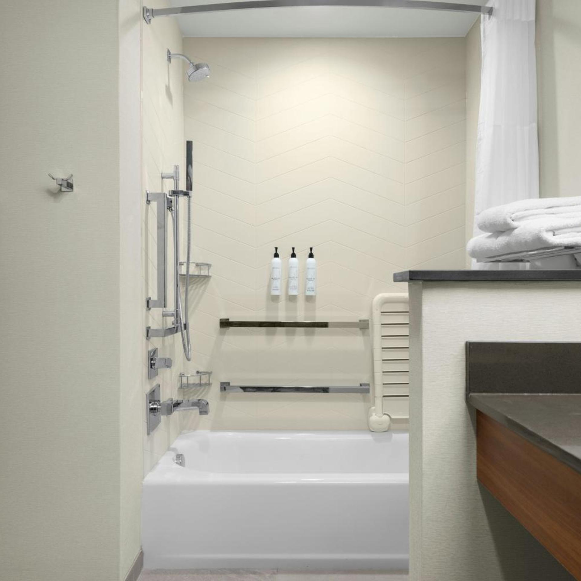 غرفة بسرير كينج لذوي الإعاقة، Fairfield by Marriott Inn & Suites Kokomo 5/5