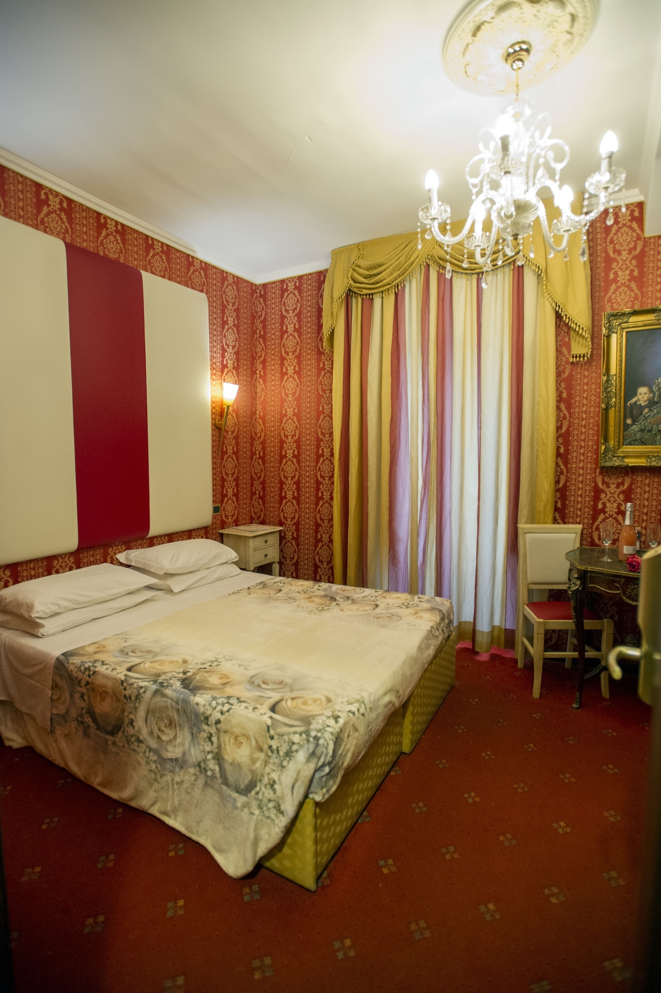 ROOM, QUADRUPLE