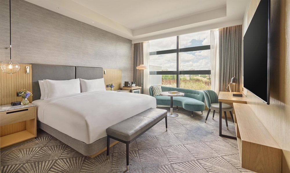 Deluxe, King Bed, Hyatt Regency London Olympia 3/8