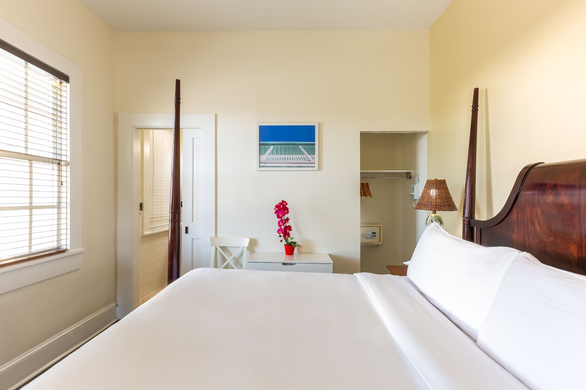 SOUTHERNMOST, SUITE, KING BED