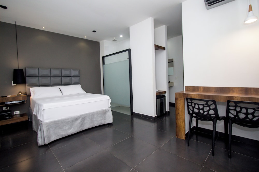 EXCLUSIVE, QUEEN BED, JETTED TUB
