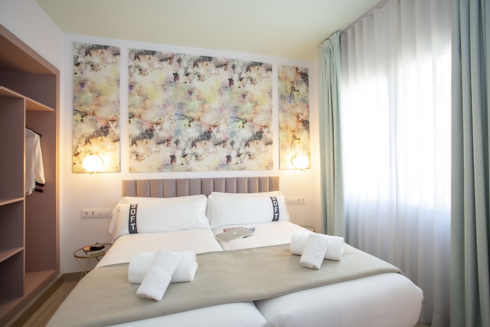 ROOM, TWIN BEDS