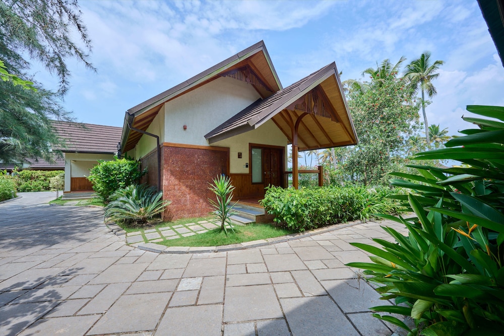Gokulam Grand Resort and Spa Kumarakom in KOTTAYAM