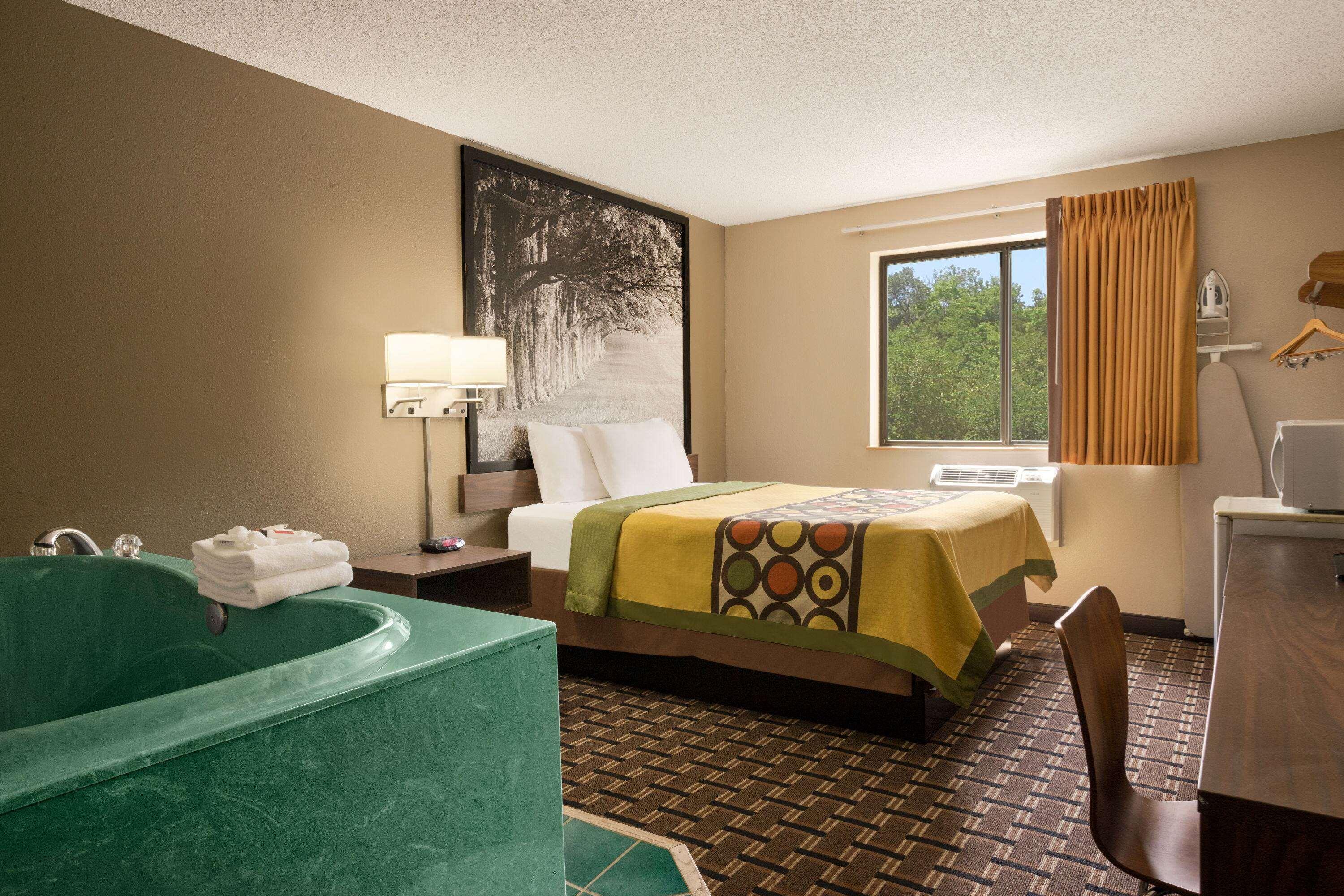 Deluxe, King Bed