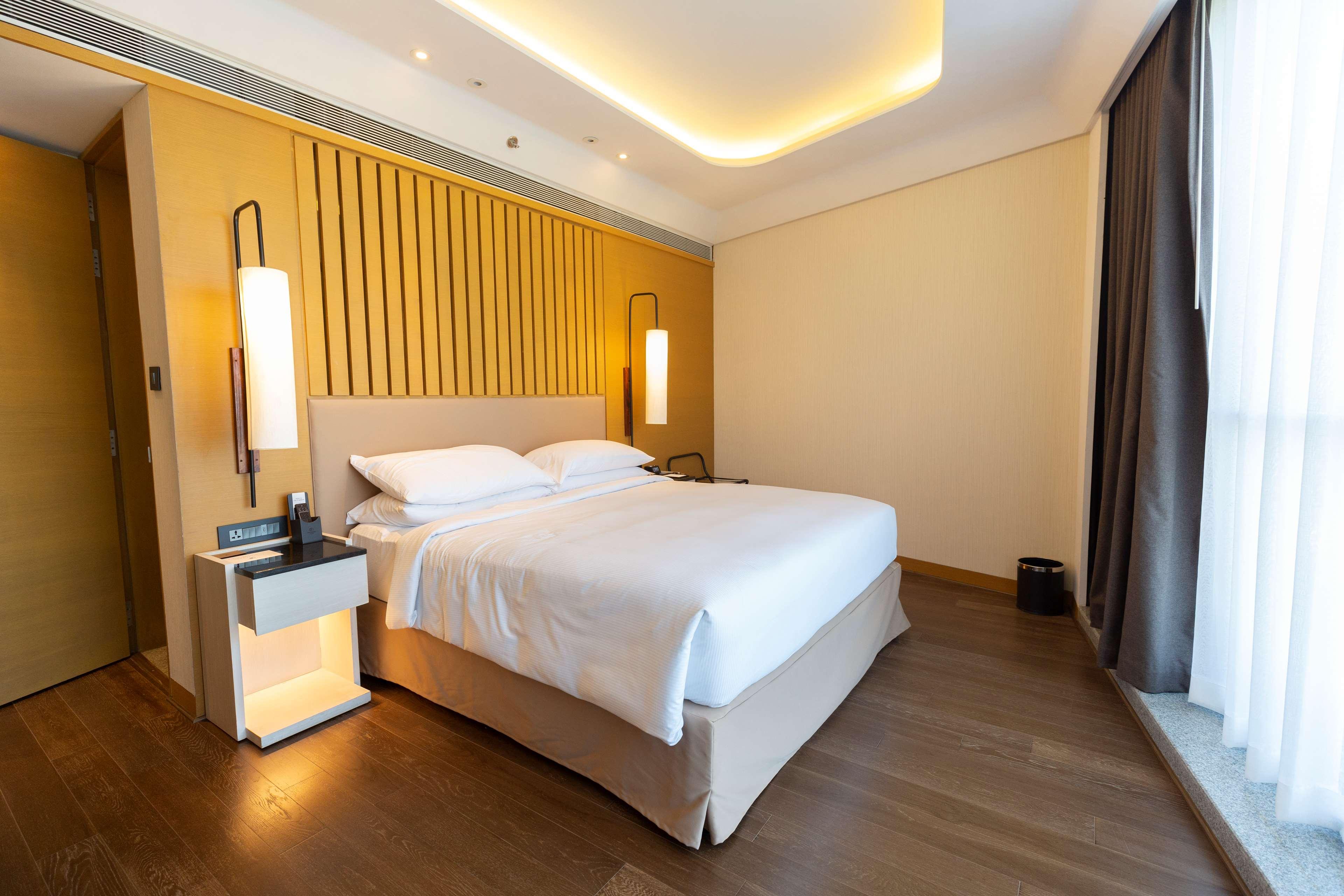1 BEDROOM, EXECUTIVE, SUITE, KING BED