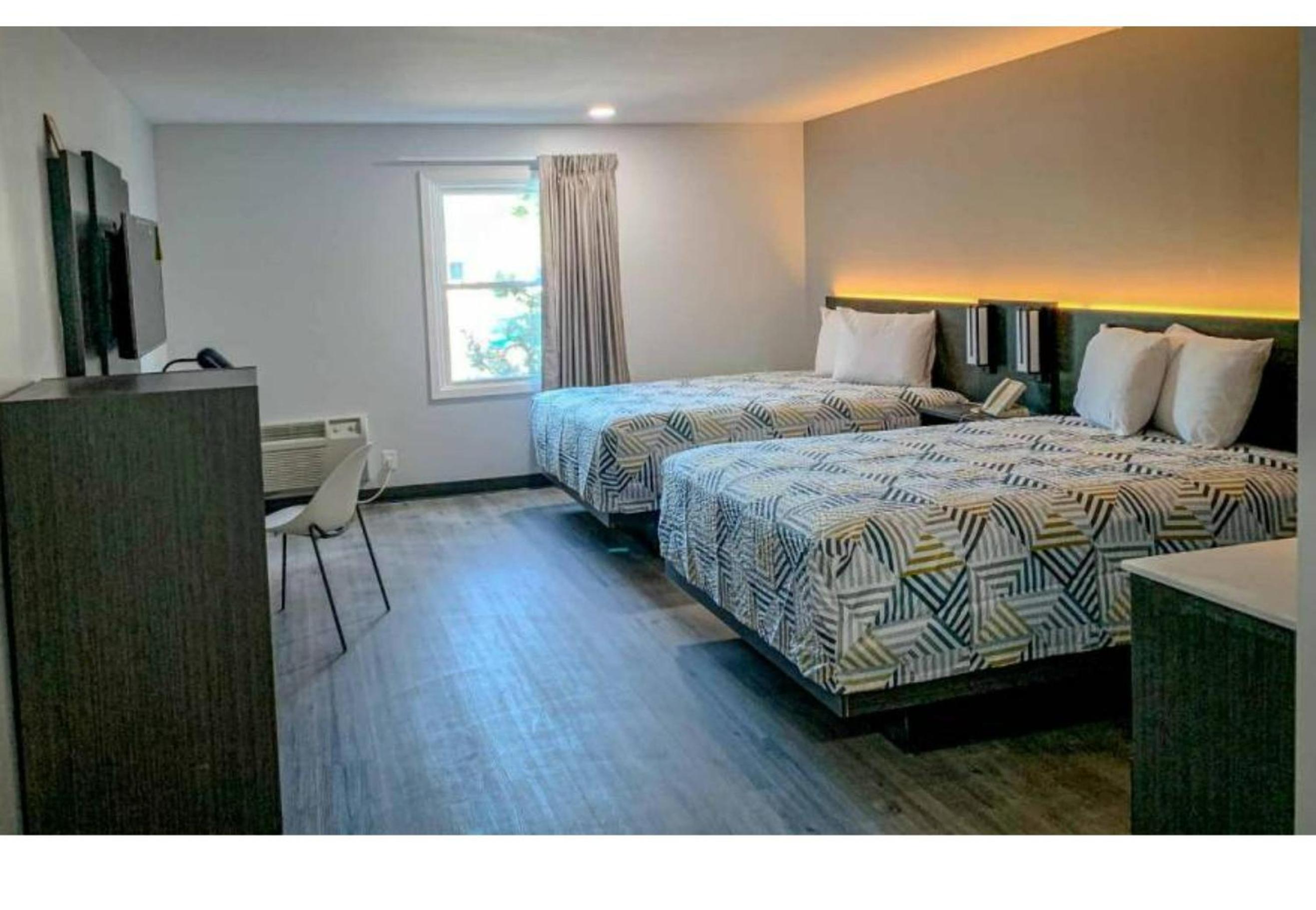 2 Queen Beds - Mob Acc RI Shwr Nsmk Micfridg