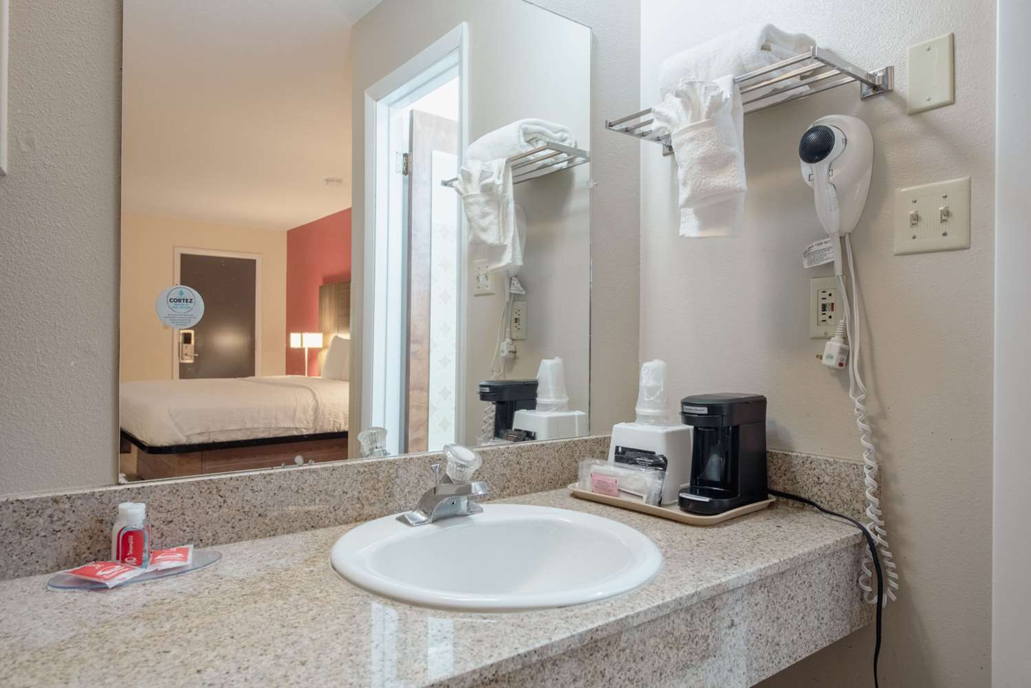 Room, King Bed, Econo Lodge Cortez near Mesa Verde 6/9