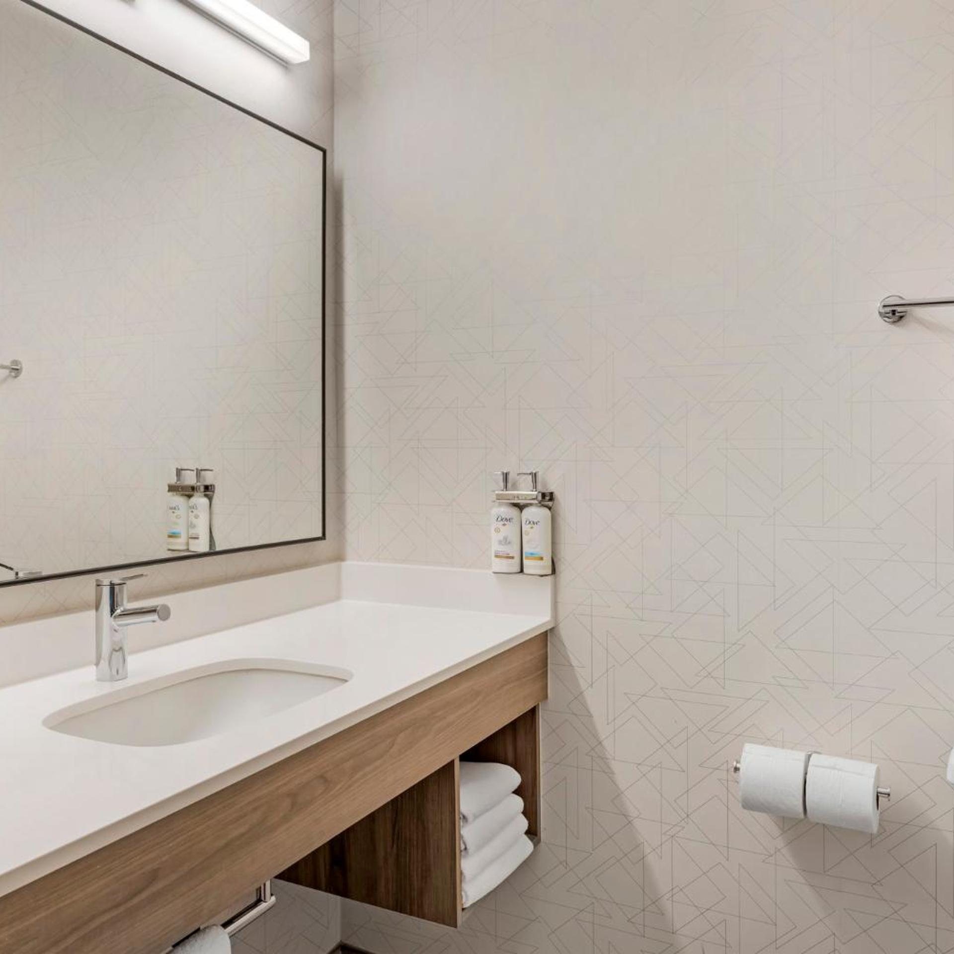 غرفة بسريرين مزدوجين لذوي الإعاقة، Holiday Inn Express Hotel Suites Astoria 6/7