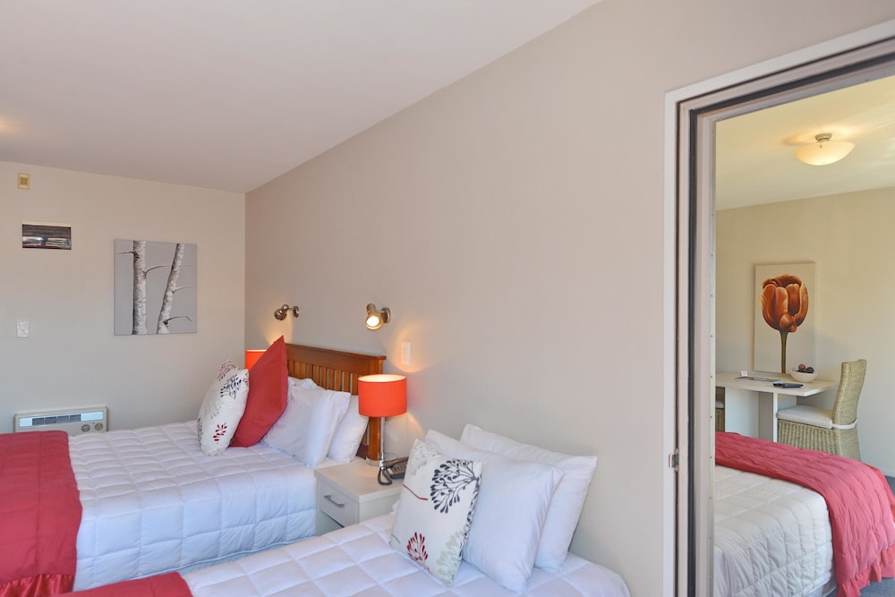 STUDIO, SINGLE, QUEEN BED, KITCHENETTE