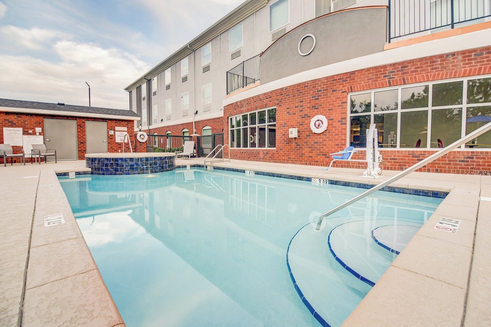 Holiday Inn Express Hotel And Suites Foley 46/75