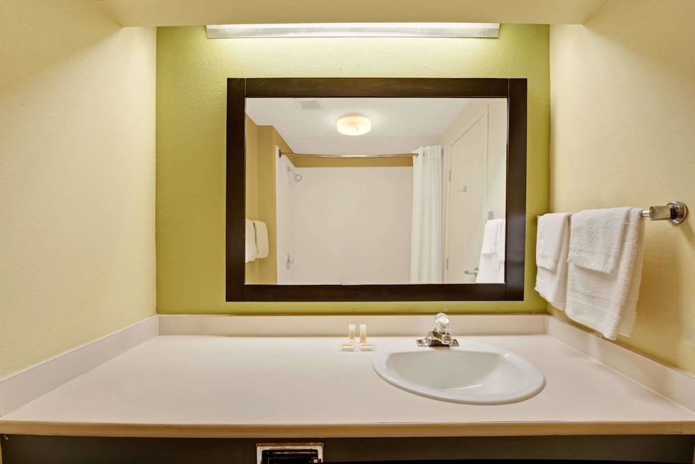 Days Inn & Suites by Wyndham DeSoto 16/44