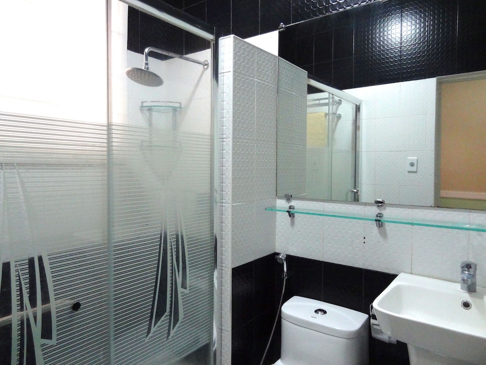 The Executive Villa Inn & Suites 57/60
