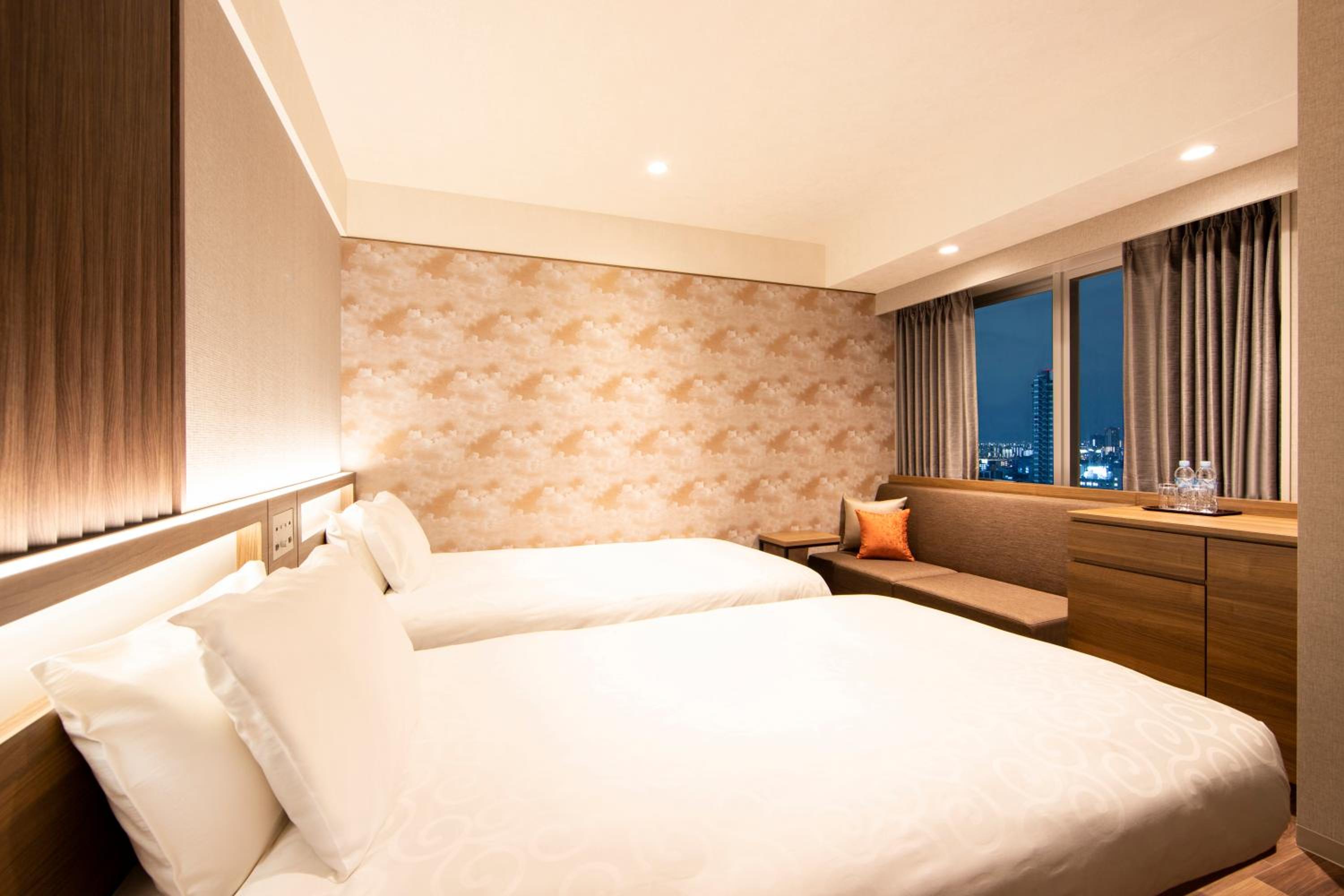 SUPERIOR, TWIN BEDS, HIGH FLOOR