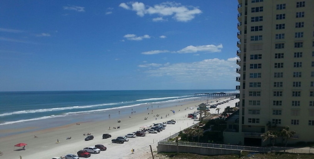 Days Inn by Wyndham Daytona Oceanfront 4/37