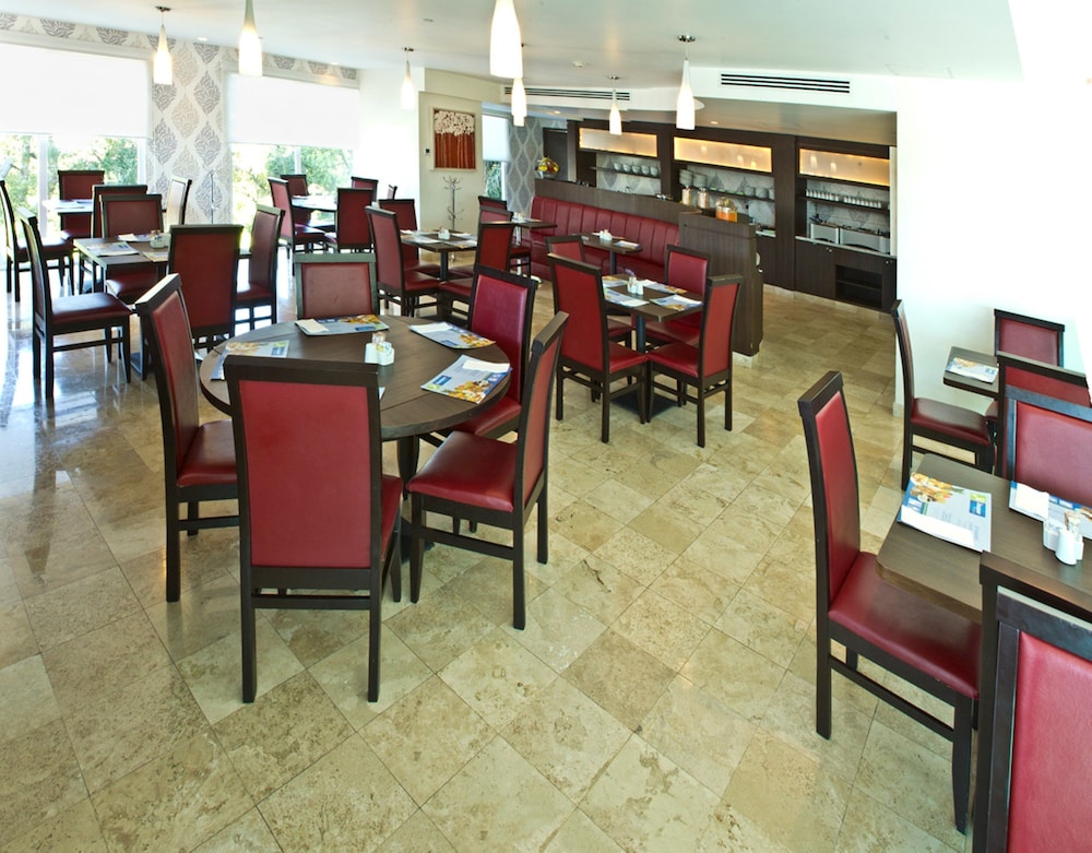 Holiday Inn Express & Suites Queretaro, an IHG Hotel 35/50
