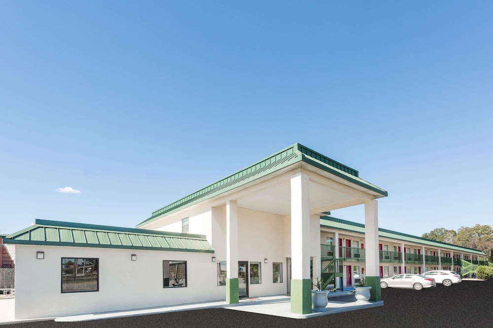Super 8 By Wyndham Ashburn 2/26