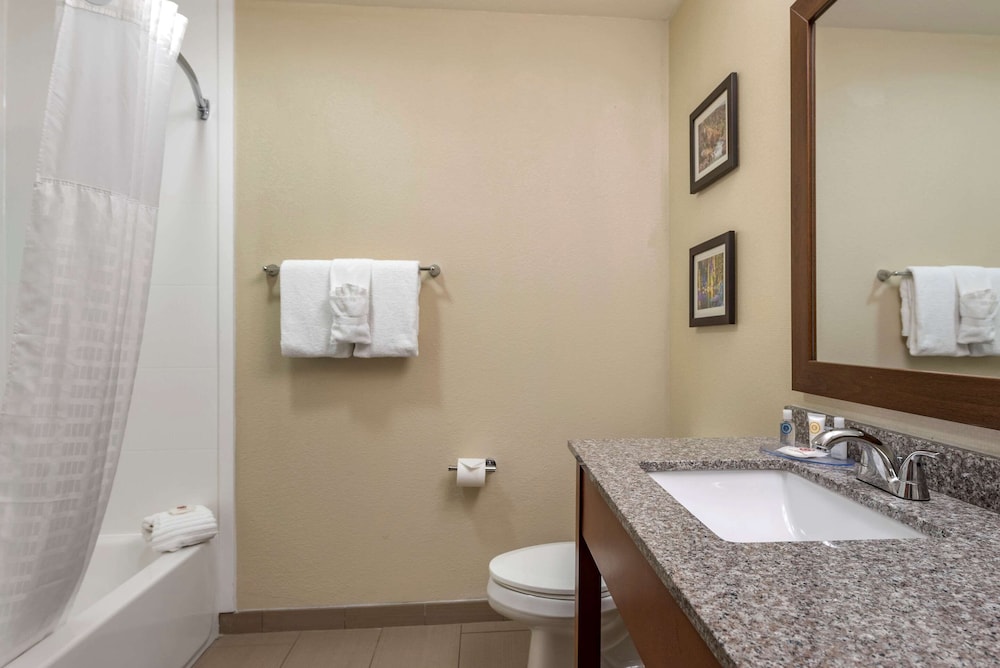 Comfort Inn Suites Pueblo 7/24