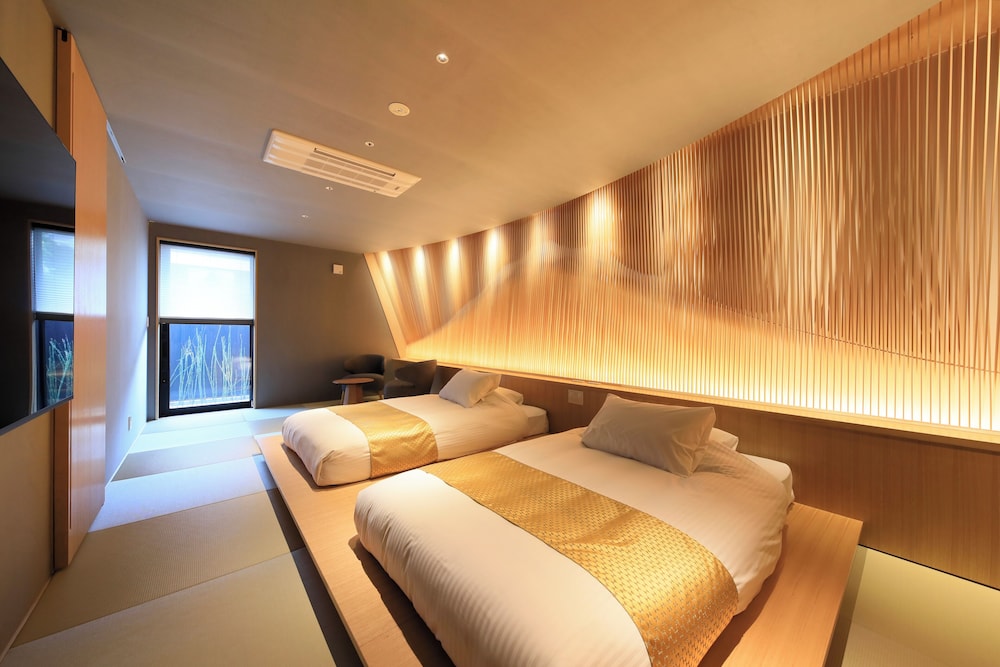 Twin Beds, Outdoor Bath