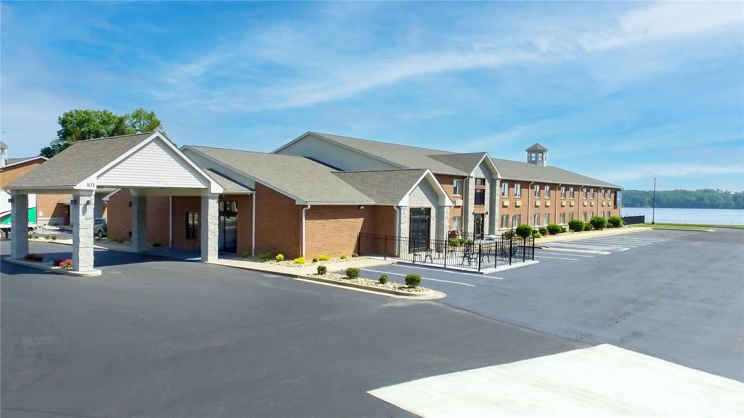 Clarion Pointe on the lake Clarksville-South Hill West 17/25