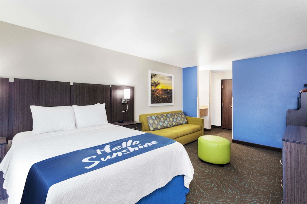 Days Inn & Suites by Wyndham East Flagstaff 12/36