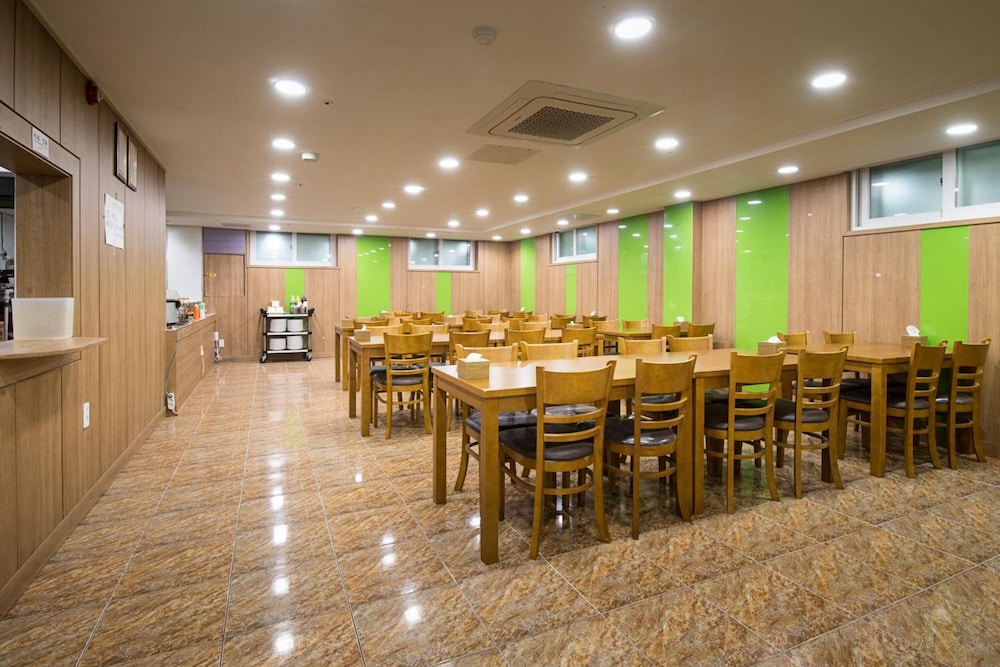 Champion Hotel 40/43
