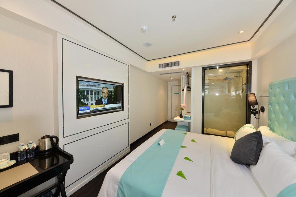 Standard, Queen Bed, No Window