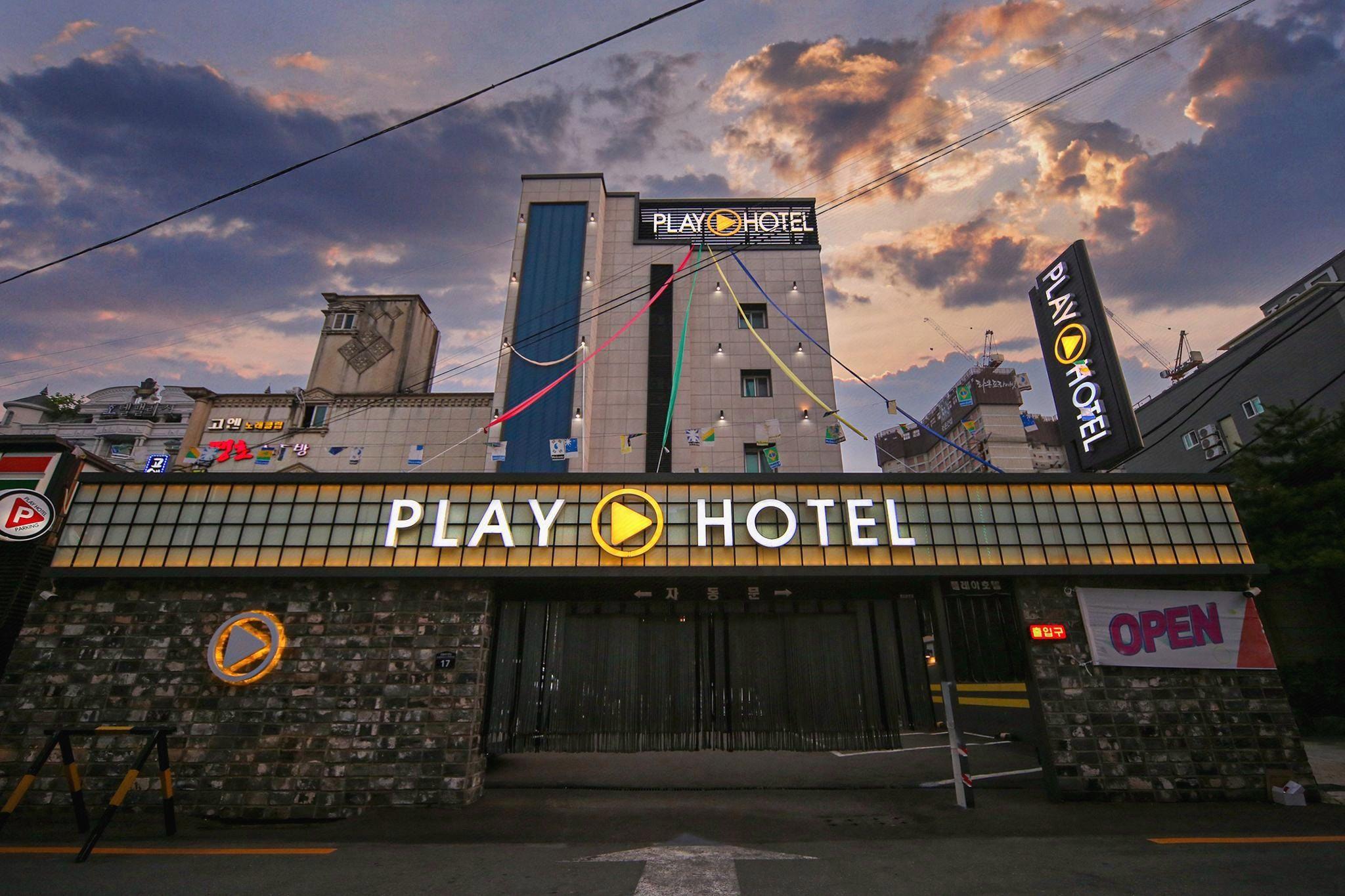 Play Hotel 8/76