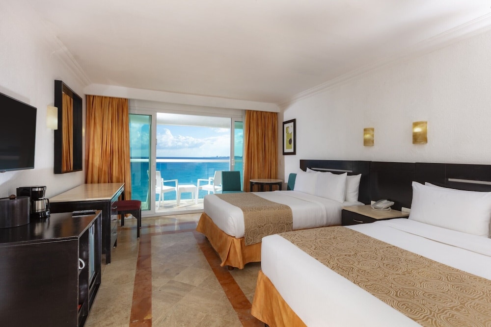 DELUXE, 2 DOUBLE BEDS, OCEAN VIEW, BALCONY