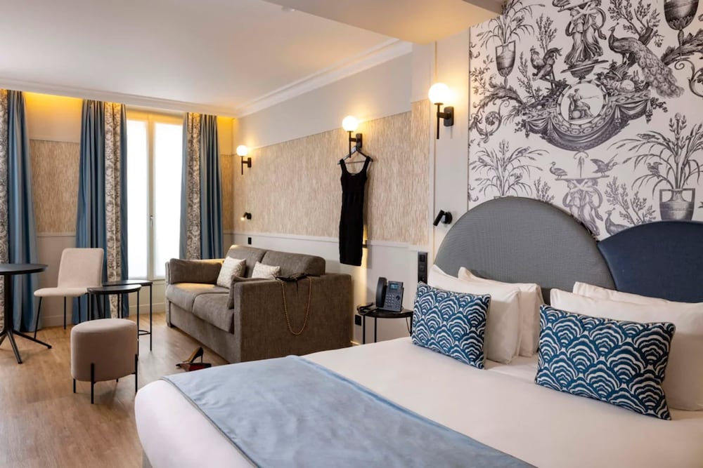 Prestige, Suite, Quadruple, Queen Bed, Street Side View, Sofa, Bathtub