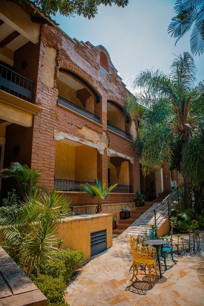 Hotel La Casa de Adobe 9/76