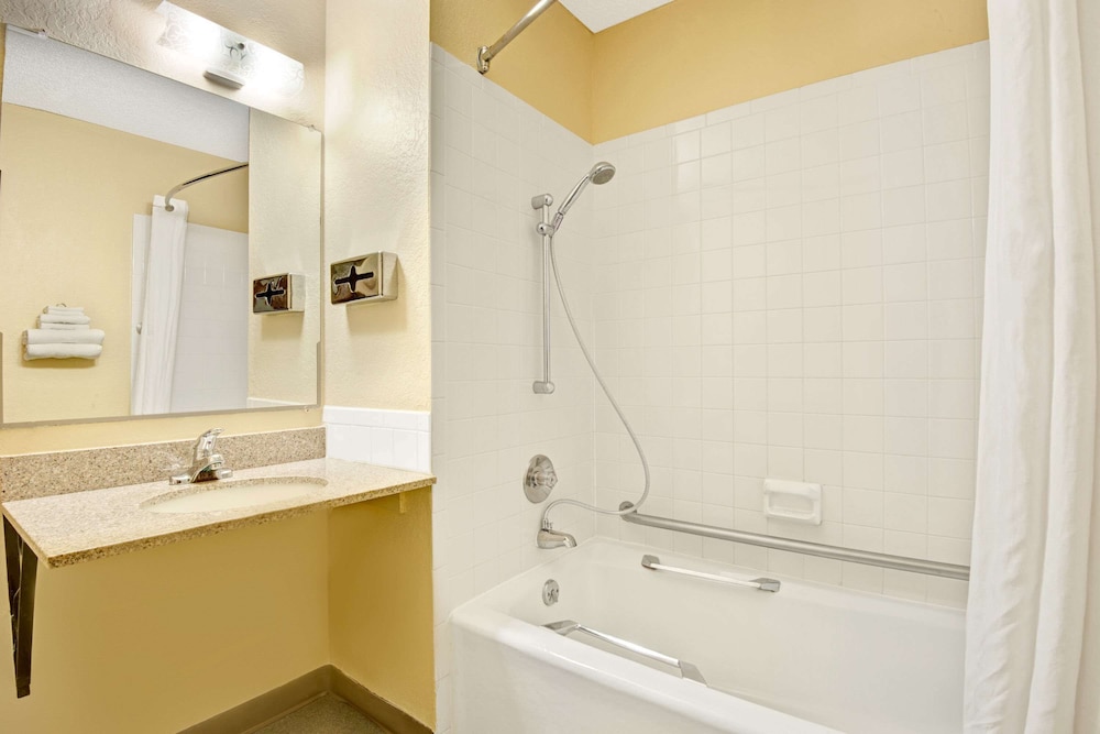 Super 8 By Wyndham Independence Kansas City 55/55
