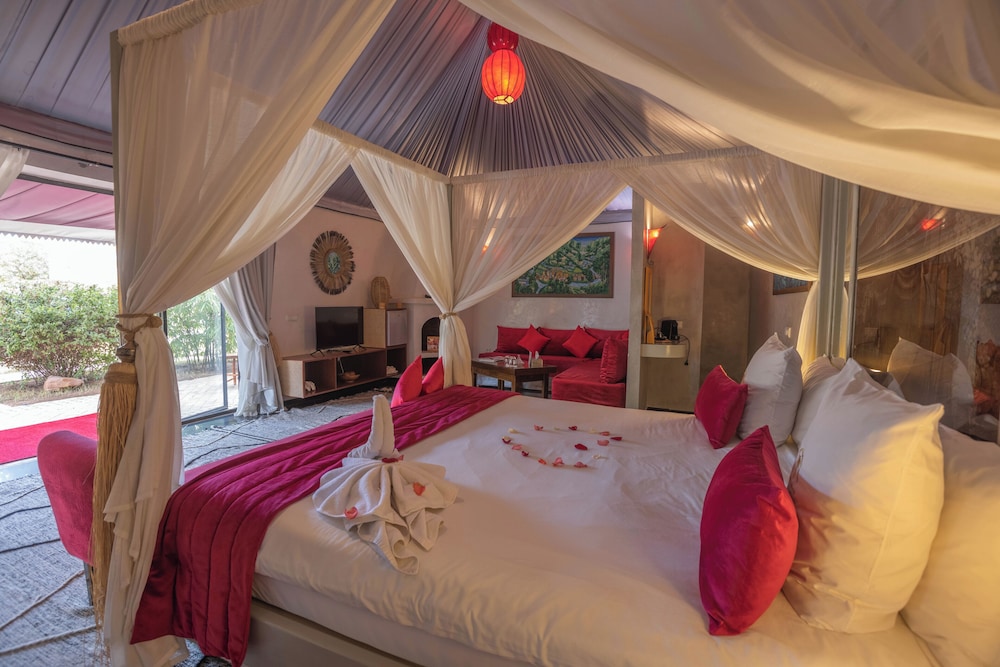 Lodge, King Bed, 2 Sofa, Balcony