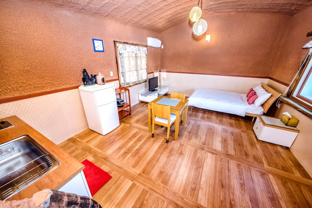 Angkure Pension 10/34