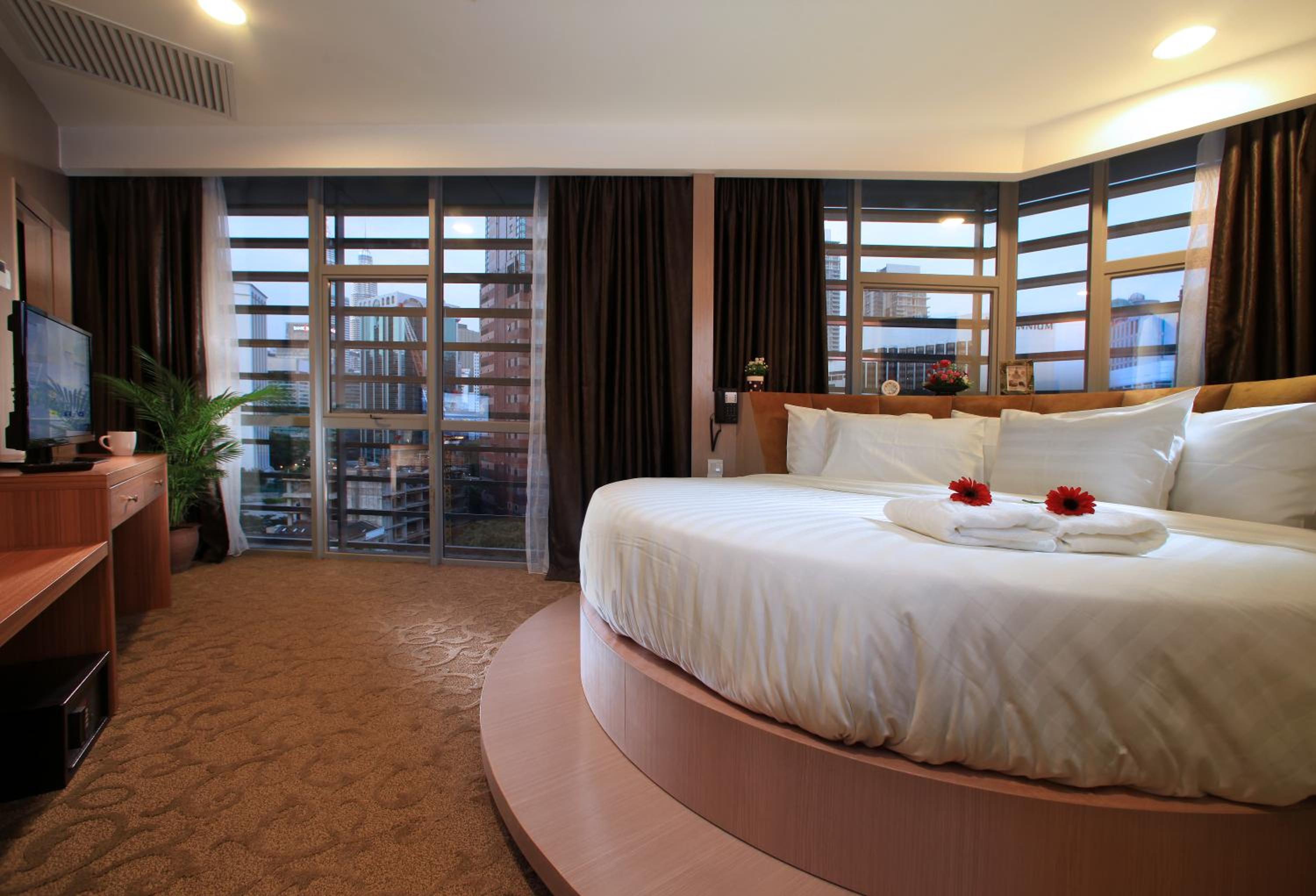 Executive, Suite, King Bed, Partial Twin Towers View