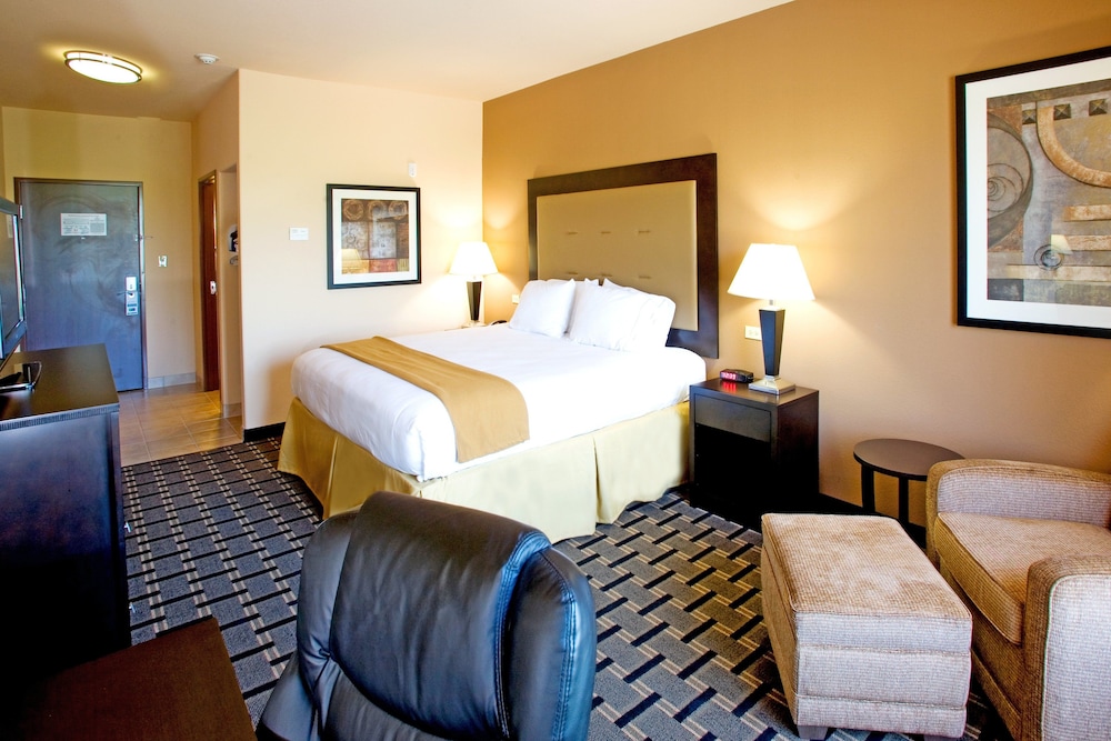 Holiday Inn Express Suites Beeville 35/76