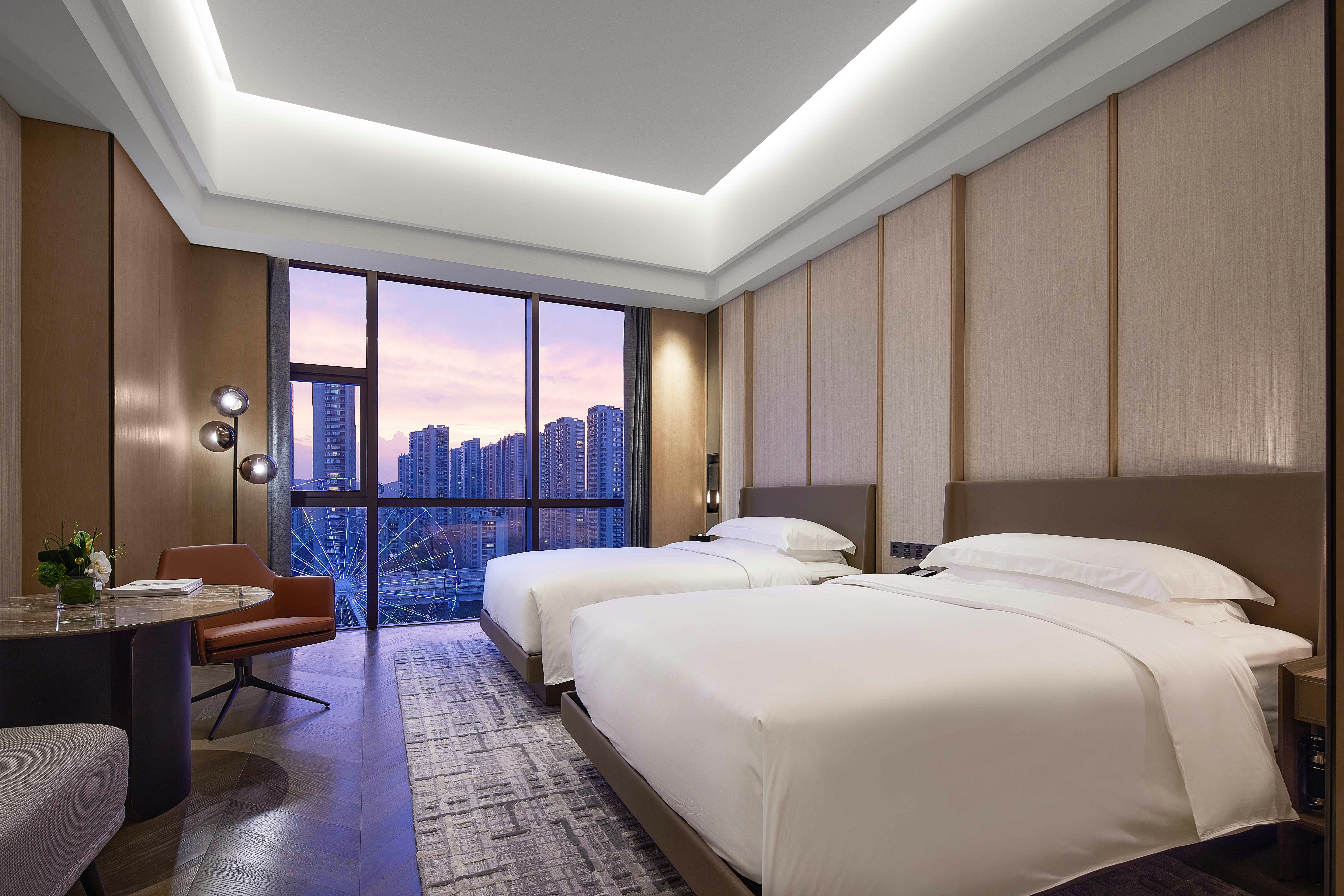 Classic, Twin Beds, Ferris Wheel View