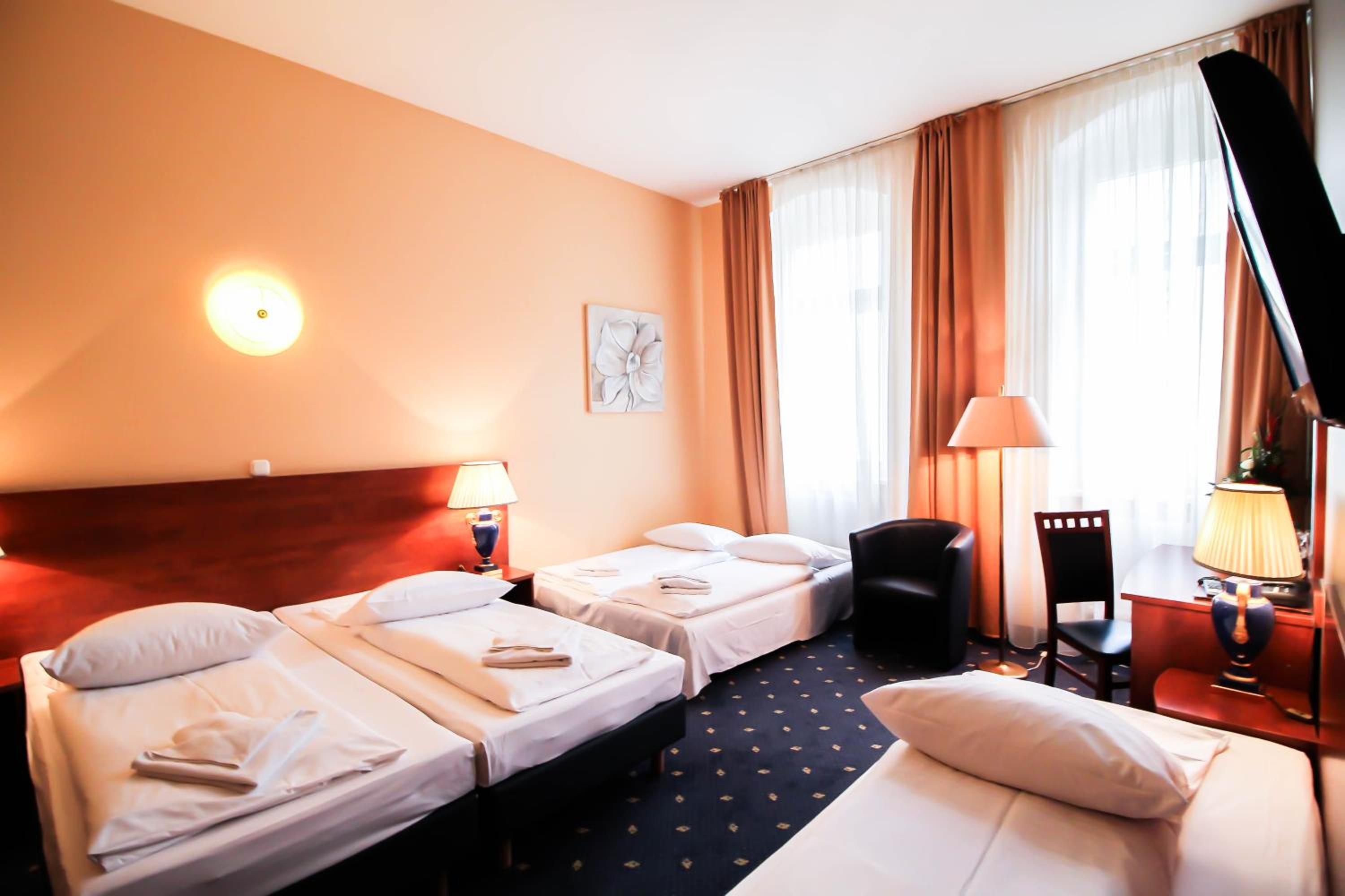Room, Quintuple