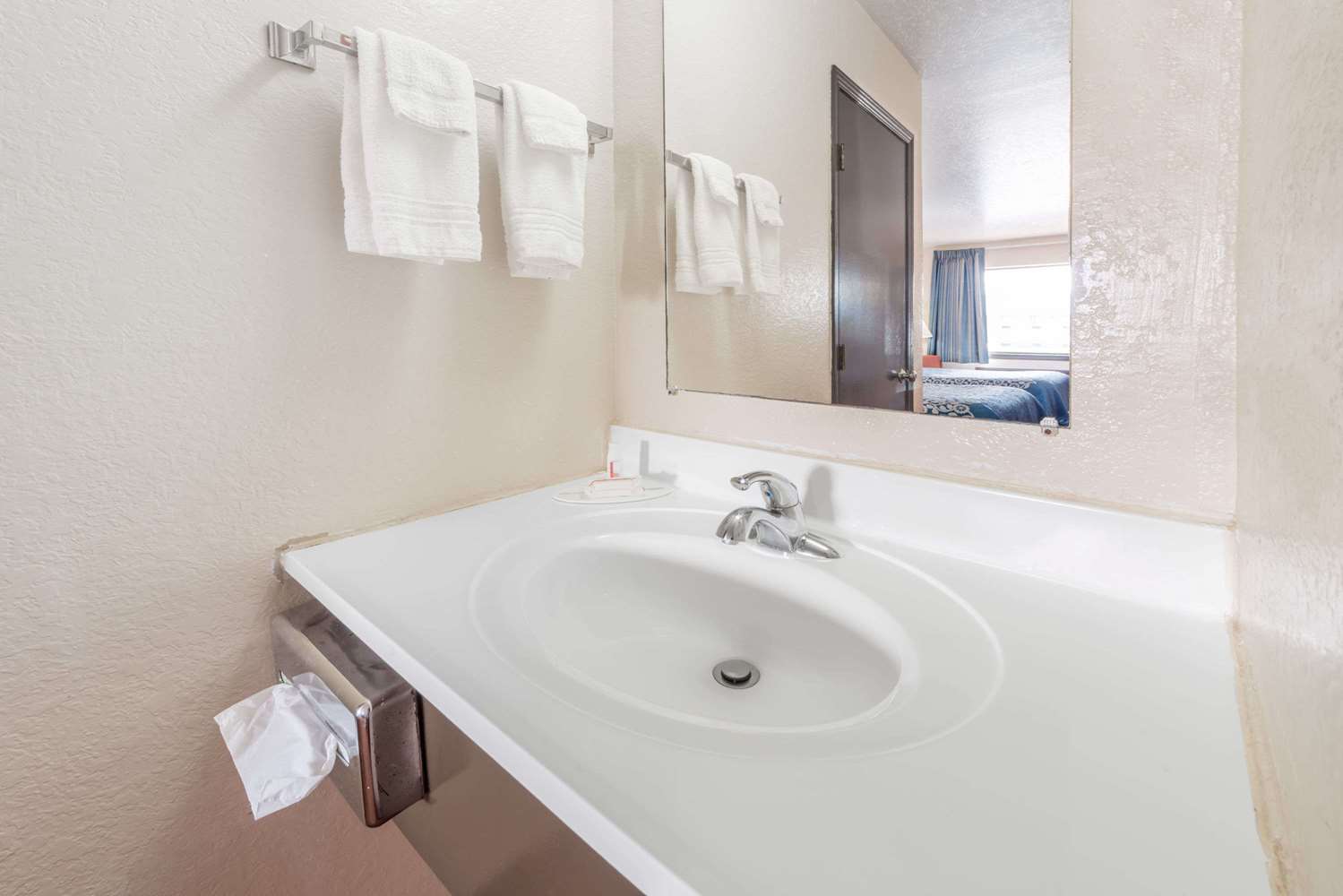 Days Inn by Wyndham Russell 17/18