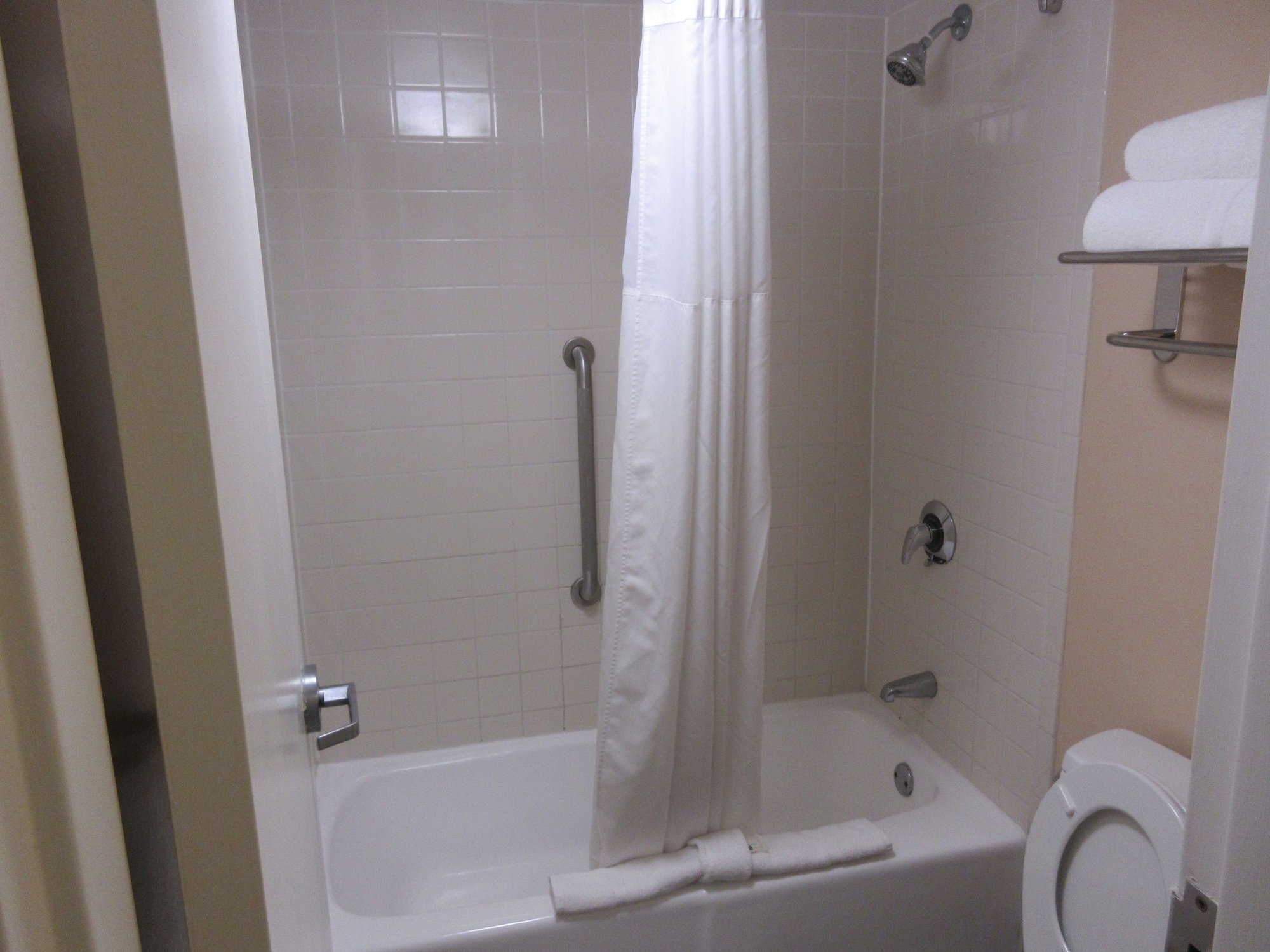 غرفة قياسية بسرير كينج مع أريكة، Quality Inn Palm Beach International Airport 5/7