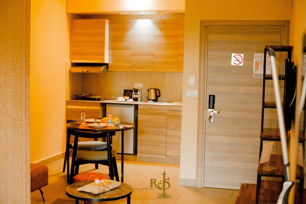 Roots Hotel Apartment 33/39