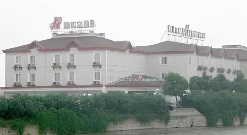 Magnolia Hotel (Yixing bus station store) 3/64