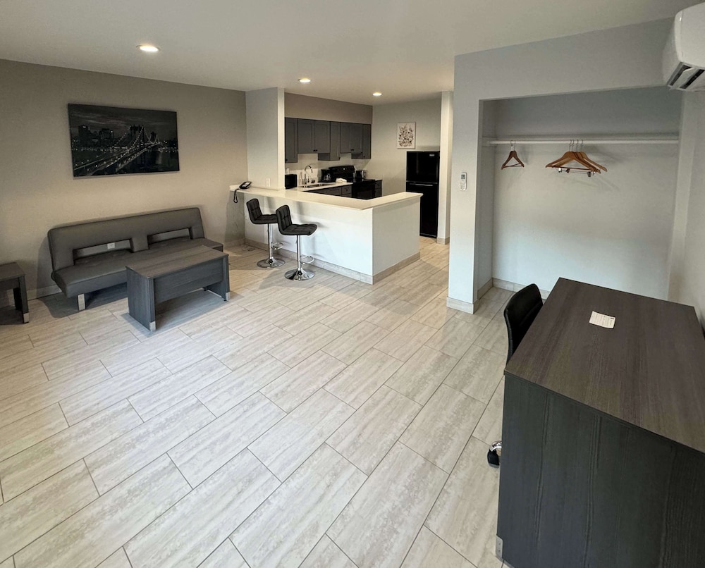 Studio6 Englewood, FL 43/61
