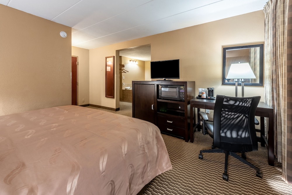 Quality Inn & Suites Cincinnati Uptown Norwood 39/45