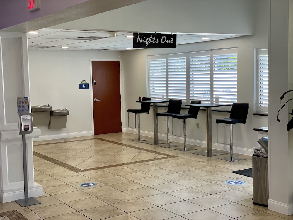 Days Inn & Suites by Wyndham Lakeland 8/85