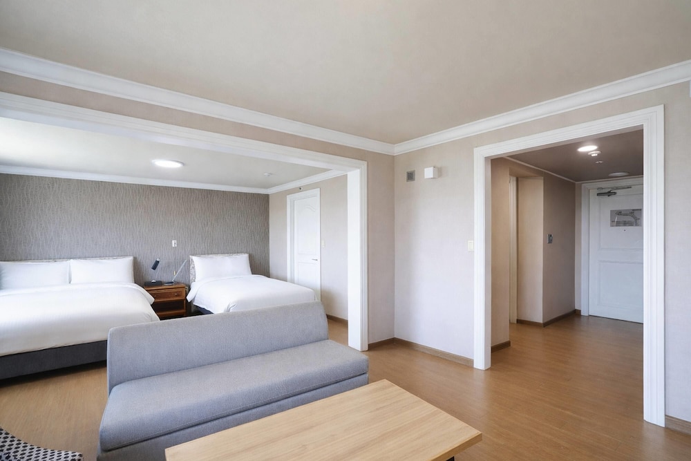 SUITE, MULTIPLE BEDS, LARGE