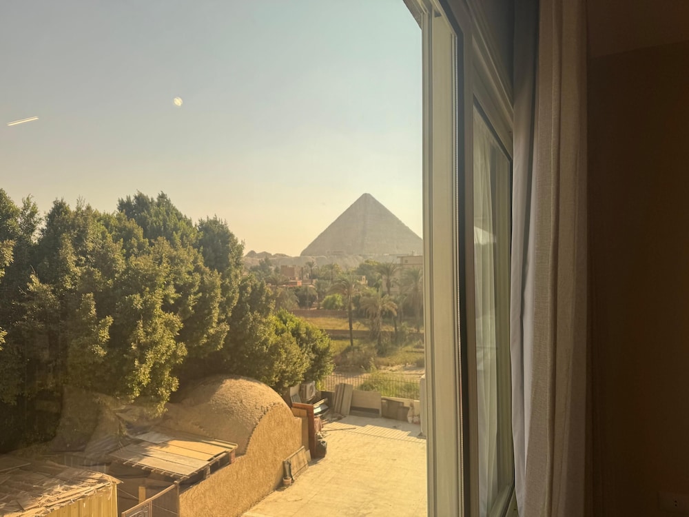 Palacio Pyramids Hotel 72/80