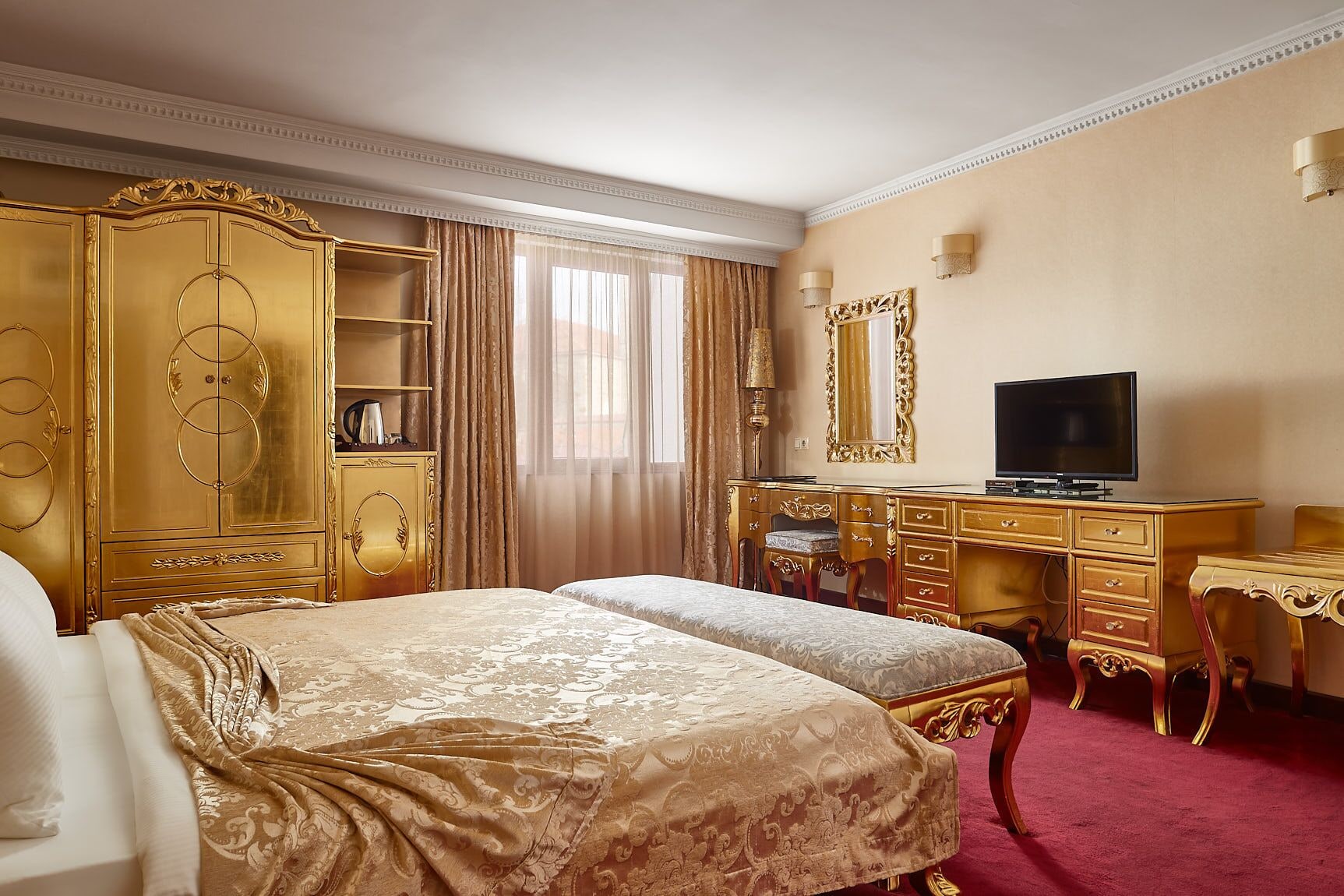 GOLD, SUITE